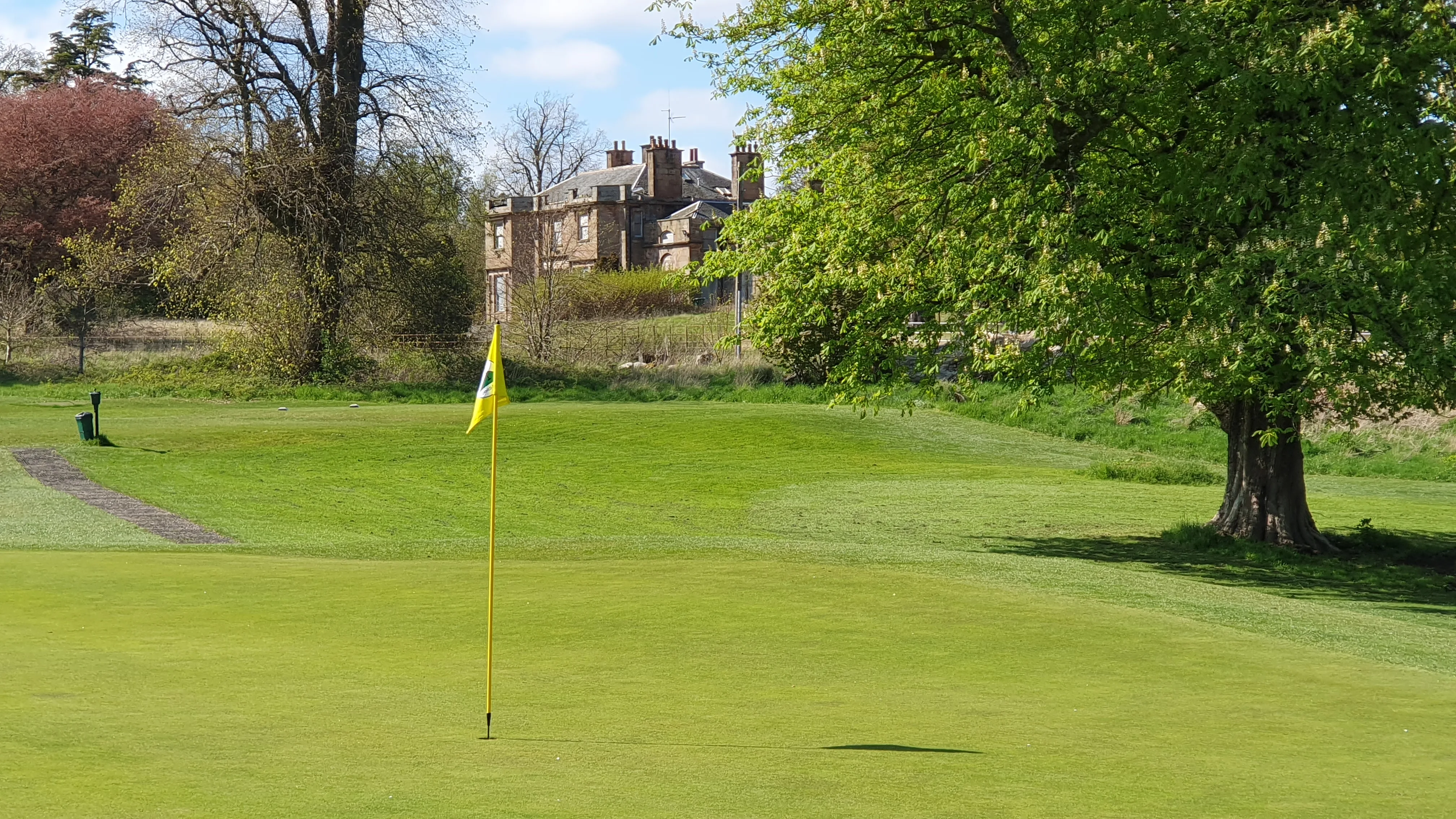 Binny House visible behind the 8th hole